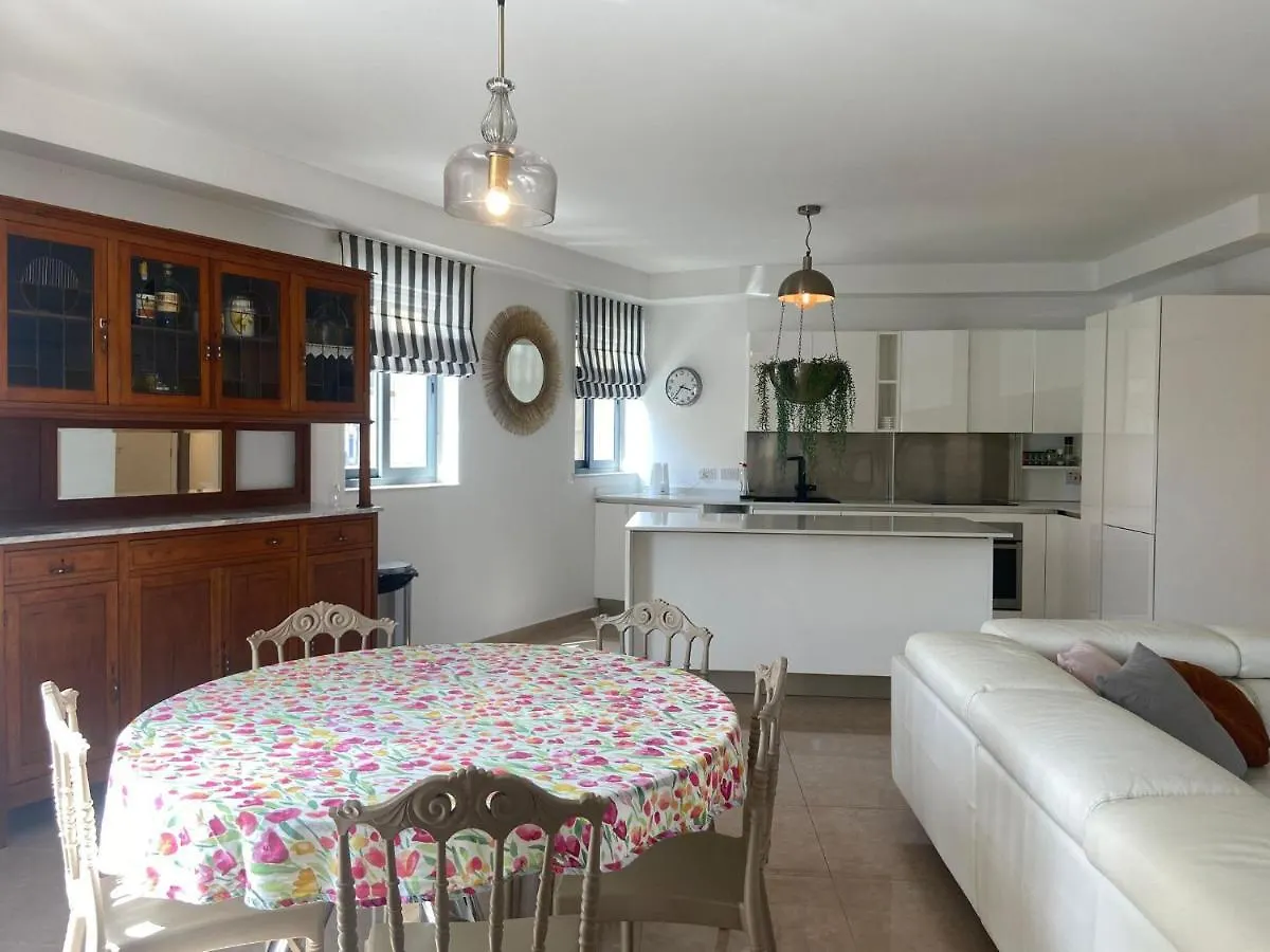 Cozy 2 Bedroom Apartment Near Seafront Gzira